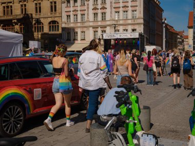 Prag, Çek Cumhuriyeti - 12 Ağustos 2023: Prag Onur Festivali Geçidi. Gökkuşağı ve diğer LGBTQ özellikleri ile parlak ve mutlu geçit ziyaretçileri