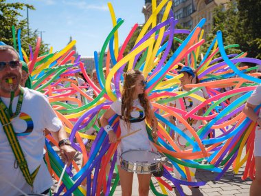 Prag, Çek Cumhuriyeti - 12 Ağustos 2023: Prag Onur Festivali Geçidi. Gey gururu sırasında renkli balonları olan kadınlar ve erkekler müzik enstrümanları çalıyor