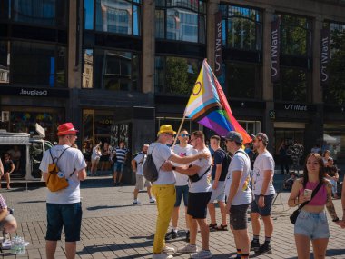 Prag, Çek Cumhuriyeti - 12 Ağustos 2023: Prag Onur Festivali Geçidi. Gökkuşağı ve diğer LGBTQ özellikleri ile parlak ve mutlu geçit ziyaretçileri