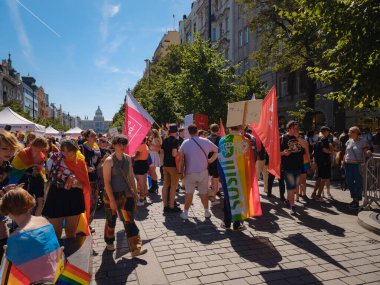 Prag, Çek Cumhuriyeti - 12 Ağustos 2023: Prag Onur Festivali Geçidi. Gökkuşağı ve diğer LGBTQ özellikleri ile parlak ve mutlu geçit ziyaretçileri
