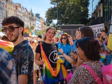 Prag, Çek Cumhuriyeti - 12 Ağustos 2023: Prag Onur Festivali Geçidi. Gökkuşağı ve diğer LGBTQ özellikleri ile parlak ve mutlu geçit ziyaretçileri