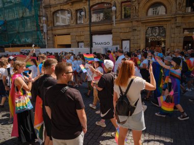 Prag, Çek Cumhuriyeti - 12 Ağustos 2023: Eski şehir merkezinde gurur ayı. Prag Onur Festivali Geçidi. Festivale farklı kostümlerle katılanlar, törenin başlangıcı