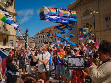 Prag, Çek Cumhuriyeti - 12 Ağustos 2023: Eski şehir merkezinde gurur ayı. Prag Onur Festivali Geçidi. Festivale farklı kostümlerle katılanlar, törenin başlangıcı