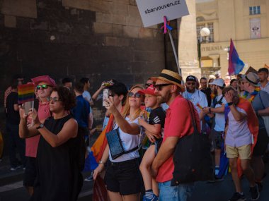 Prag, Çek Cumhuriyeti - 12 Ağustos 2023: Prag Onur Festivali Geçidi. Prag tarihi merkezindeki en eski şehir kapılarından biri olan Ortaçağ Toz Kulesi 'ndeki geçit töreninin başlangıcı.