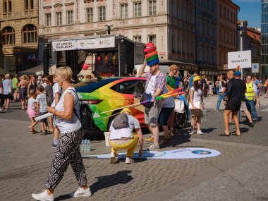 Prag, Çek Cumhuriyeti - 12 Ağustos 2023: Eski şehir merkezinde gurur ayı. Festivalde gökkuşağı arabalı Skoda şirketi