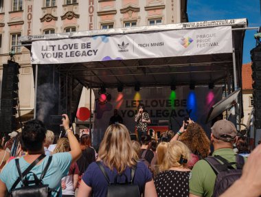 Prag, Çek Cumhuriyeti - 12 Ağustos 2023: Prag Onur Festivali Geçidi. Festivalin ana sahnesi ve seyircileri, Laura Pergolizzi veya LP sahnede