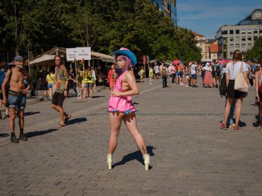 Prag, Çek Cumhuriyeti - 12 Ağustos 2023: Prag Onur Festivali Geçidi. Gökkuşağı ve diğer LGBTQ özellikleri ile parlak ve mutlu geçit ziyaretçileri