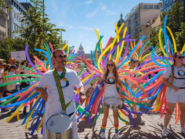 Prag, Çek Cumhuriyeti - 12 Ağustos 2023: Prag Onur Festivali Geçidi. Gey gururu sırasında renkli balonları olan kadınlar ve erkekler müzik enstrümanları çalıyor