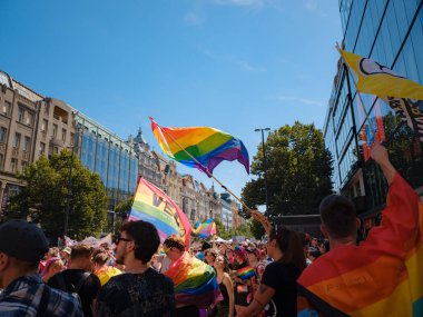 Prag, Çek Cumhuriyeti - 12 Ağustos 2023: Prag Onur Festivali Geçidi. Eşcinsel gururu sırasında Old Town Meydanı 'nda renkli gökkuşağı bayrakları ve balonlar