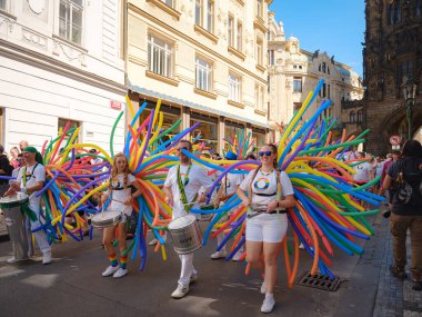 Prag, Çek Cumhuriyeti - 12 Ağustos 2023: Prag Onur Festivali Geçidi. Gey gururu sırasında renkli balonları olan kadınlar ve erkekler müzik enstrümanları çalıyor