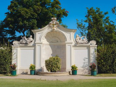 Wien, Avusturya - 28 Temmuz 2023: Belvedere yakınlarına park edin, güneşli bir günde heykeller ve peyzaj unsurlarıyla