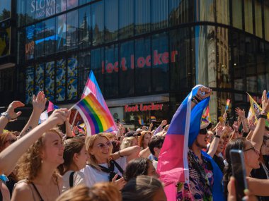 Prag, Çek Cumhuriyeti - 12 Ağustos 2023: Prag Onur Festivali Geçidi. Gökkuşağı ve diğer LGBTQ özellikleri ile parlak ve mutlu geçit ziyaretçileri, kalabalık sahnede performansı seviyor
