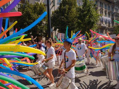 Prag, Çek Cumhuriyeti - 12 Ağustos 2023: Prag Onur Festivali Geçidi. Gey gururu sırasında renkli balonları olan kadınlar ve erkekler müzik enstrümanları çalıyor