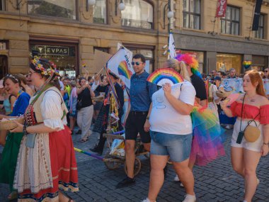 Prag, Çek Cumhuriyeti - 12 Ağustos 2023: Eski şehir merkezinde gurur ayı. Prag Onur Festivali Geçidi. Festivale farklı kostümlerle katılanlar, törenin başlangıcı