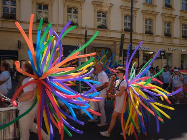 Prag, Çek Cumhuriyeti - 12 Ağustos 2023: Prag Onur Festivali Geçidi. Gey gururu sırasında renkli balonları olan kadınlar ve erkekler müzik enstrümanları çalıyor