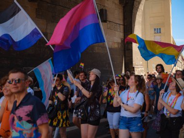 Prag, Çek Cumhuriyeti - 12 Ağustos 2023: Eski şehir merkezinde gurur ayı. Prag Onur Festivali Geçidi. Festivale farklı kostümlerle katılanlar, törenin başlangıcı