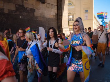 Prag, Çek Cumhuriyeti - 12 Ağustos 2023: Prag Onur Festivali Geçidi. Prag tarihi merkezindeki en eski şehir kapılarından biri olan Ortaçağ Toz Kulesi 'ndeki geçit töreninin başlangıcı.