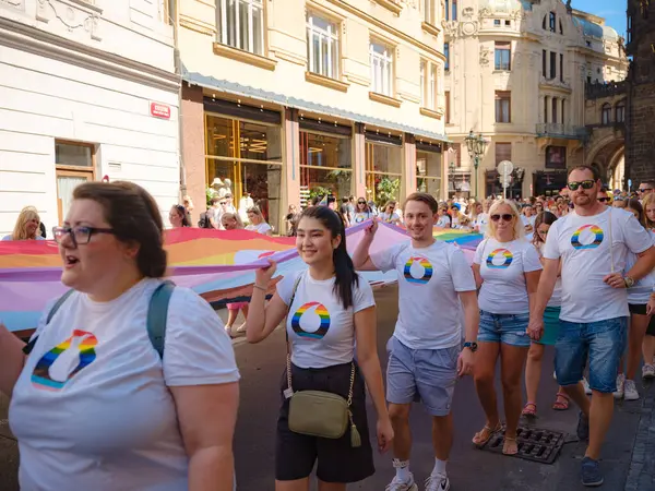 Prag, Çek Cumhuriyeti - 12 Ağustos 2023: Prag Onur Festivali Geçidi. Prag tarihi merkezindeki en eski şehir kapılarından biri olan Ortaçağ Toz Kulesi 'ndeki geçit töreninin başlangıcı.