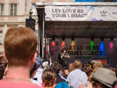 Prag, Çek Cumhuriyeti - 12 Ağustos 2023: Prag Onur Festivali Geçidi. Festivalin ana sahnesi ve seyircileri, Laura Pergolizzi veya LP sahnede