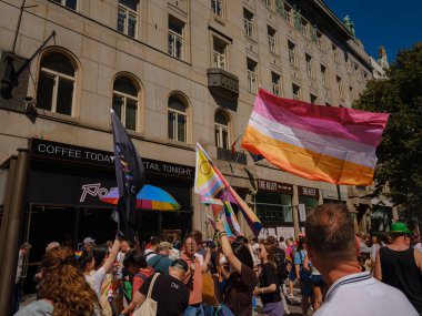 Prag, Çek Cumhuriyeti - 12 Ağustos 2023: Eski şehir merkezinde gurur ayı. Prag Onur Festivali Geçidi.