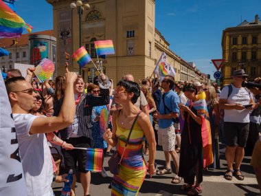 Prag, Çek Cumhuriyeti - 12 Ağustos 2023: Eski şehir merkezinde gurur ayı. Prag Onur Festivali Geçidi. Festivale farklı kostümlerle katılanlar, törenin başlangıcı