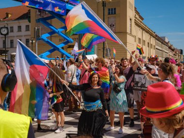 Prag, Çek Cumhuriyeti - 12 Ağustos 2023: Eski şehir merkezinde gurur ayı. Prag Onur Festivali Geçidi. Festivale farklı kostümlerle katılanlar, törenin başlangıcı