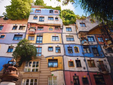 Wien, Avusturya - 28 Temmuz 2023: Hundertwasser Haus Viyana, Avusturya. Viyana şehir merkezinde bir apartmanın renkli dekore edilmiş dış görünüşü.