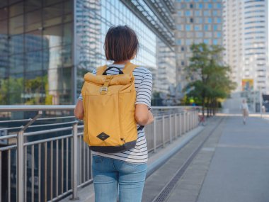 Avusturya 'da seyahat eden kadın turist, başkent Viyana' da. Avrupa 'ya tek başına yaz gezisi, Donaustadt Mahallesi' nde yürüyen mutlu genç bir kadın.