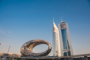 Dubai, BAE - 16 Ocak 2024: Şeyh zayed yolundan Geleceğin Dubai Müzesi. Modern fütüristik müze mimar Shaun Killa tarafından tasarlandı. Şehir manzarası silüeti.