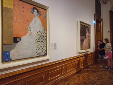 Wien, Avusturya - 28 Temmuz 2023: Belvedere Sarayı iç dekorasyonlarından Gustav Klimt 'in müze sergisi. Barok sarayı. Saray 'ın müze odalarında ziyaretçiler.