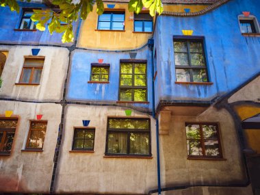 Wien, Avusturya - 28 Temmuz 2023: Hundertwasser Haus Viyana, Avusturya. Viyana şehir merkezinde bir apartmanın renkli dekore edilmiş dış görünüşü.