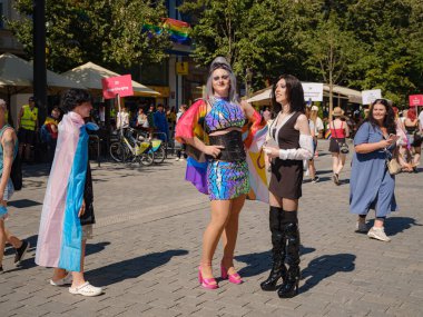 Prag, Çek Cumhuriyeti - 12 Ağustos 2023: Prag Onur Festivali Geçidi. Gökkuşağı ve diğer LGBT özellikleri ile parlak ve mutlu geçit ziyaretçileri