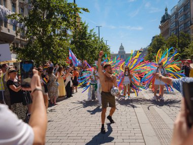 Prag, Çek Cumhuriyeti - 12 Ağustos 2023: Prag Onur Festivali Geçidi. Gey gururu sırasında renkli balonları olan kadınlar ve erkekler müzik enstrümanları çalıyor