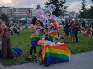 Prag, Çek Cumhuriyeti - 12 Ağustos 2023: Geleneksel Prag Gay Onur Yürüyüşü katılımcıları. Prag Onur Festivali Geçidi.