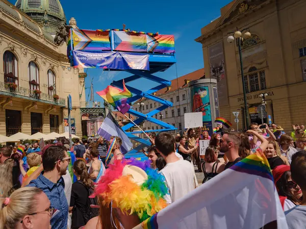 Prag, Çek Cumhuriyeti - 12 Ağustos 2023: Eski şehir merkezinde gurur ayı. Prag Onur Festivali Geçidi. Festivale farklı kostümlerle katılanlar, törenin başlangıcı