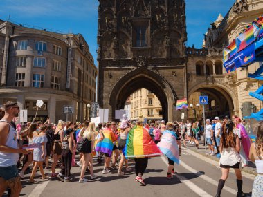 Prag, Çek Cumhuriyeti - 12 Ağustos 2023: Prag Onur Festivali Geçidi. Prag tarihi merkezindeki en eski şehir kapılarından biri olan Ortaçağ Toz Kulesi 'ndeki geçit töreninin başlangıcı.