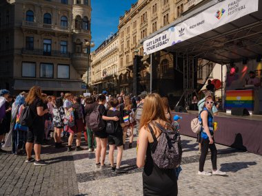 Prag, Çek Cumhuriyeti - 12 Ağustos 2023: Prag Onur Festivali Geçidi. Festivalin ana sahnesi ve seyircileri