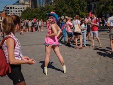 Prag, Çek Cumhuriyeti - 12 Ağustos 2023: Prag Onur Festivali Geçidi. Gökkuşağı ve diğer LGBTQ özellikleri ile parlak ve mutlu geçit ziyaretçileri