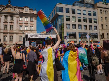 Prag, Çek Cumhuriyeti - 12 Ağustos 2023: Prag Onur Festivali Geçidi. Festivalin ana sahnesi ve seyircileri