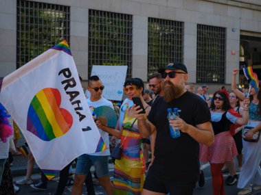 Prag, Çek Cumhuriyeti - 12 Ağustos 2023: Eski şehir merkezinde gurur ayı. Prag Onur Festivali Geçidi. Festivale farklı kostümlerle katılanlar, törenin başlangıcı