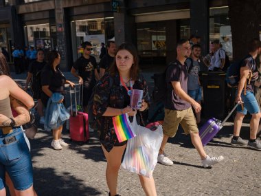 Prag, Çek Cumhuriyeti - 12 Ağustos 2023: Prag Onur Festivali Geçidi. Gökkuşağı ve diğer LGBTQ özellikleri ile parlak ve mutlu geçit ziyaretçileri