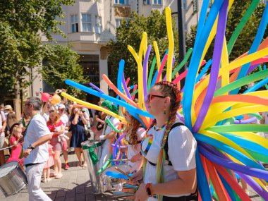 Prag, Çek Cumhuriyeti - 12 Ağustos 2023: Prag Onur Festivali Geçidi. Gey gururu sırasında renkli balonları olan kadınlar ve erkekler müzik enstrümanları çalıyor