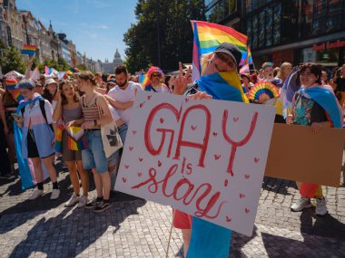 Prag, Çek Cumhuriyeti - 12 Ağustos 2023: Prag Onur Festivali Geçidi. Gökkuşağı ve diğer LGBTQ özellikleri ile parlak ve mutlu geçit ziyaretçileri, işaret Gay is Slay