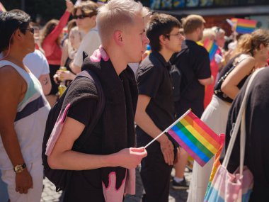 Prag, Çek Cumhuriyeti - 12 Ağustos 2023: Prag Onur Festivali Geçidi. Gökkuşağı ve diğer LGBTQ özellikleri ile parlak ve mutlu geçit ziyaretçileri.