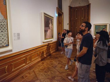 Wien, Avusturya - 28 Temmuz 2023: Belvedere Sarayı iç dekorasyonlarından Gustav Klimt 'in müze sergisi. Barok sarayı. Saray 'ın müze odalarında ziyaretçiler.