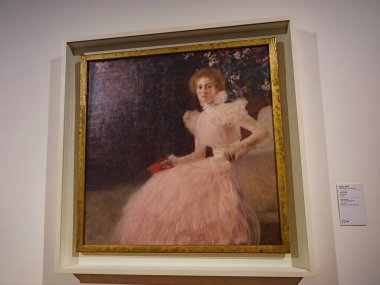 Wien, Avusturya - 28 Temmuz 2023: Belvedere Sarayı iç dekorasyonlarından Gustav Klimt 'in müze sergisi. Barok Sarayı.