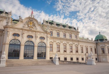 Wien, Avusturya - 28 Temmuz 2023: güneşli yaz gününde Belvedere Sarayı. Barok, Aşağı Belvedere 'in heykelleri ve levrekleriyle dolu güzel bir cephe..