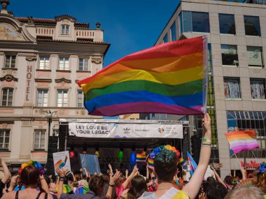 Prag, Çek Cumhuriyeti - 12 Ağustos 2023: Prag Onur Festivali Geçidi. Festivalin ana sahnesi ve seyircileri