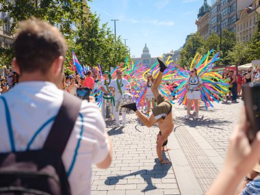 Prag, Çek Cumhuriyeti - 12 Ağustos 2023: Prag Onur Festivali Geçidi. Gey gururu sırasında renkli balonları olan kadınlar ve erkekler müzik enstrümanları çalıyor