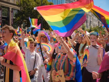 Prag, Çek Cumhuriyeti - 12 Ağustos 2023: Prag Onur Festivali Geçidi. Gökkuşağı ve diğer LGBTQ özellikleri ile parlak ve mutlu geçit ziyaretçileri, kalabalık sahnede performansı seviyor